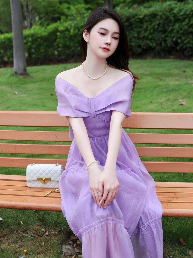 紫色连衣裙既典雅又浪漫,展现出女性独特的气质