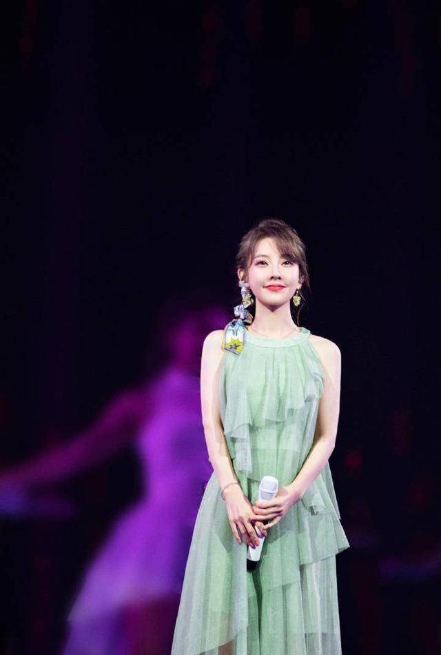 冯提莫的礼服搭配,知性与妩媚感并存,精灵感十足_造型_裙子_整体