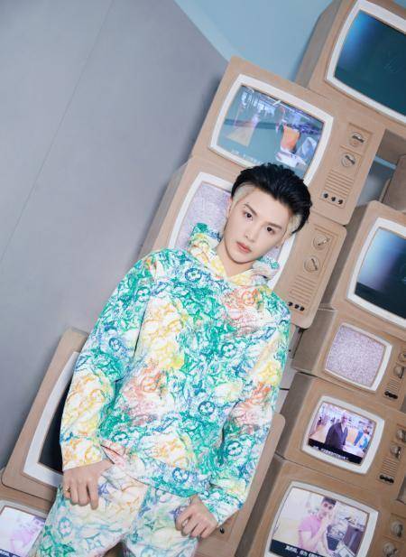 看黄明汉穿上"街头艺术服",引领时尚新潮流_款式_造型_节目