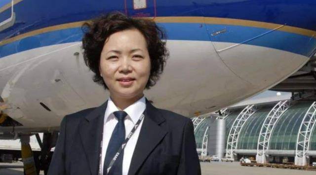 她是王牌飞行员刘宇环,退役后航空公司抢破头,一家有四位飞行员_父母