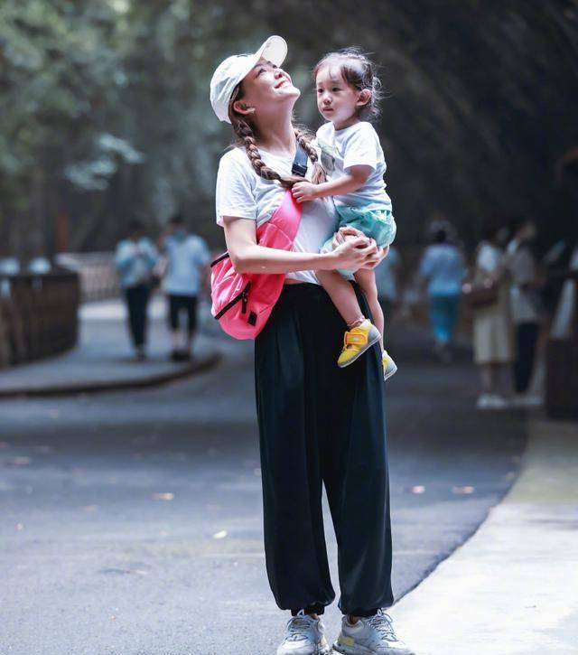 应采儿晒俩儿子正面合影,小儿子太像女孩,网友喊她再生一个妹妹_hoho