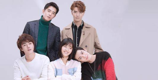 和胡一天搭档主演的"陈小希和江辰"cp组合圈粉无数,最萌身高差火了一