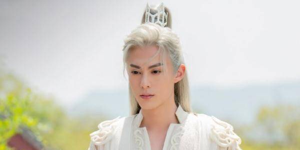 看到王鹤棣的《遇龙》,才发现男演员的白发妆也很炫酷,你怎么看?