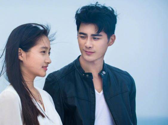 电影的名字叫做《向天真的女孩投降》,是一部根据赵文宇(冷眼看客)的