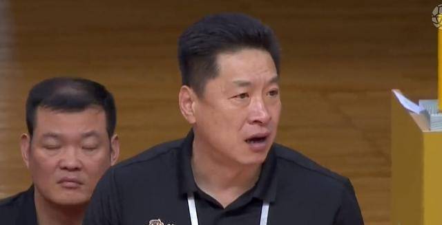 李春江场下暴走,技术人员上演礼尚往来,这情况只有cba能出现!