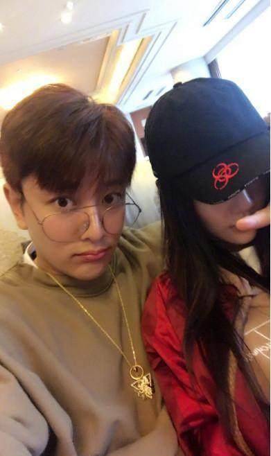 贾乃亮晒和李小璐合照网友发现他戴的是红花会的项链_照片_老婆_金色