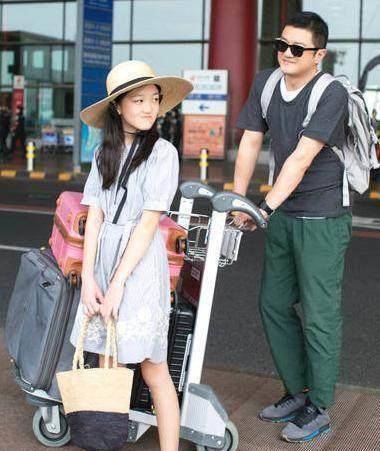 众所周知,李嫣是李亚鹏与王菲之女,后来由于李亚鹏与王菲离婚,李嫣就
