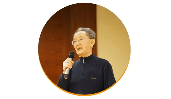 第一位是名誉校长戴高龄,他是原成都七中校长,成都西川中学创校校长.