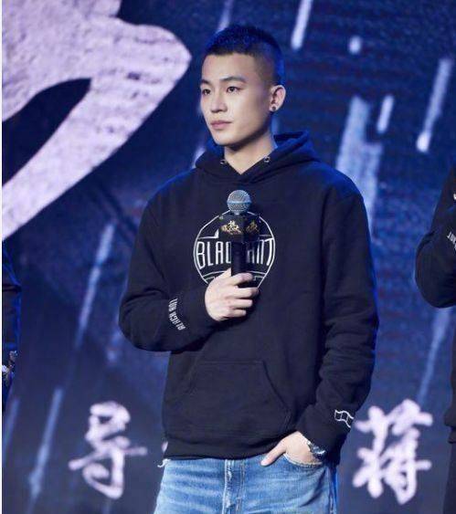 和华晨宇同时期出道,颇受大导演喜爱,与大四岁星二代谈恋爱_欧豪