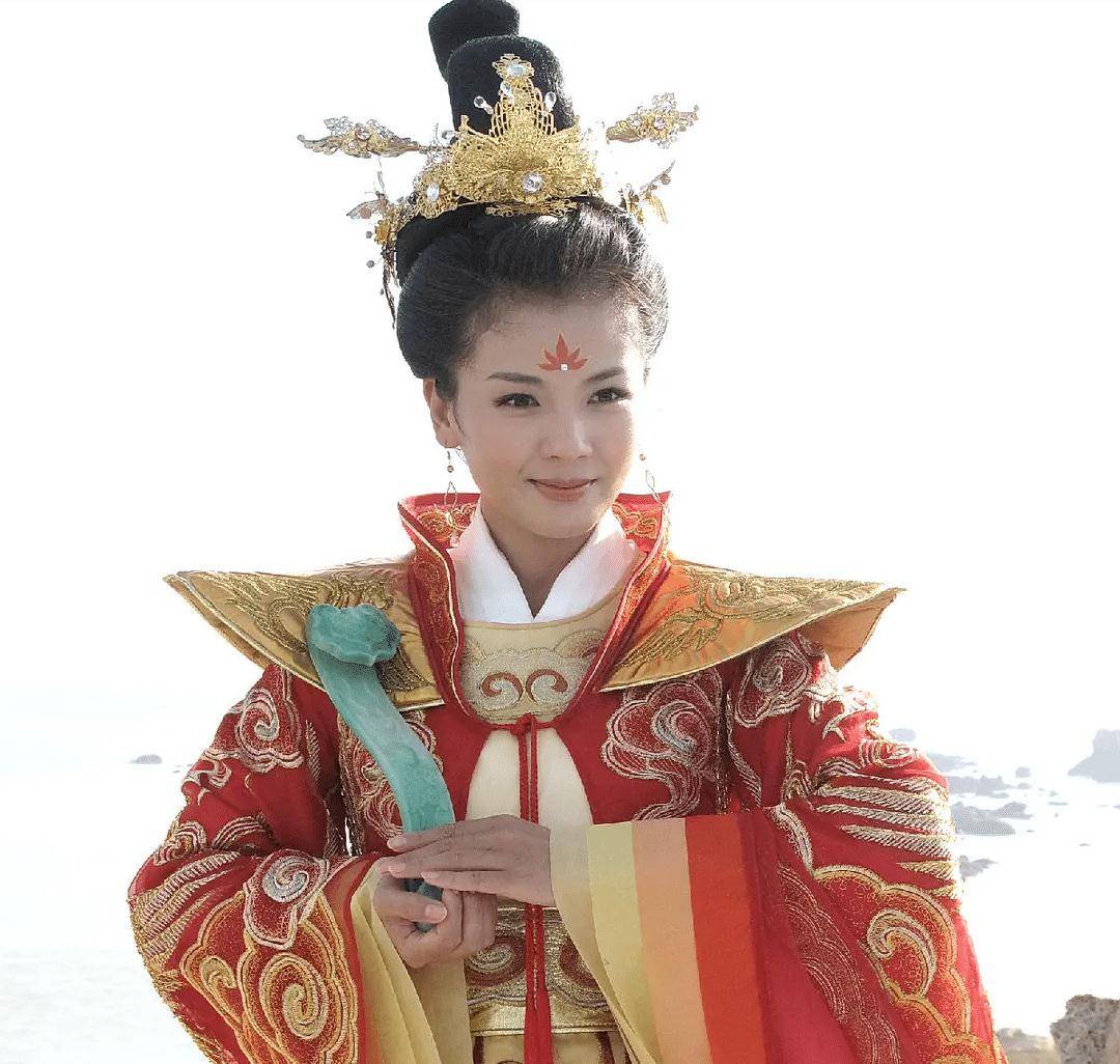 在《封神榜之凤鸣岐山》中,刘涛饰演的嫦娥戏份不多,但是每一次的出场