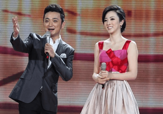 她被认为是"董卿接班人",神秘老公是初恋,3年生2娃低调多年_李思思