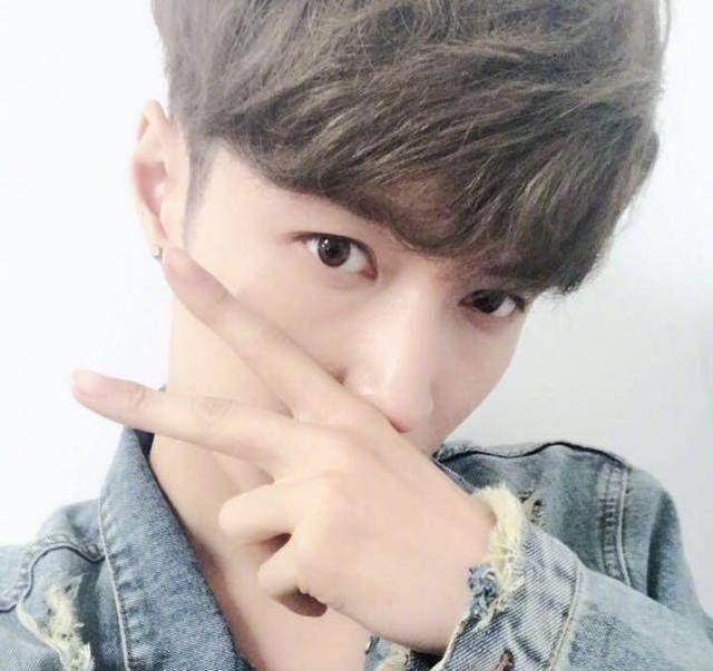 还以为华晨宇和张艺兴只是长得帅,原来自拍也很特别!_关键_食指_帽子