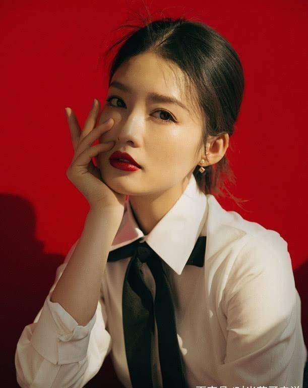 李沁把冬装穿出小清新范,卡其色风衣配浅蓝色单品,又美又减龄!