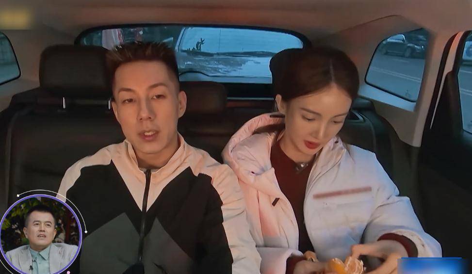 卡斯柏和金晨坐车外出,有谁注意他手放的位置,真当镜头拍不到?