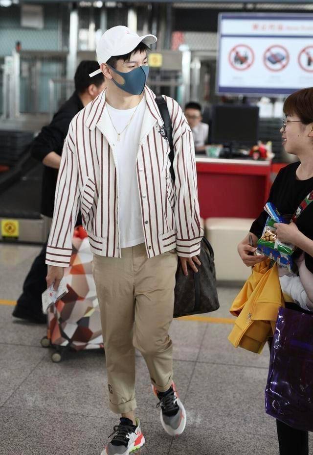 李晨现身《我的家乡》路演,寸头加修身穿搭强壮硬朗,身材确实好_电影