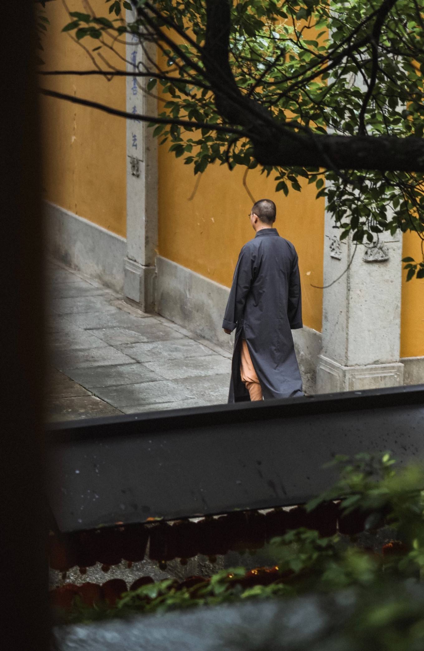 源源不断的大木便从寺中香积厨的圆照井中运出,此井称为"运木古井