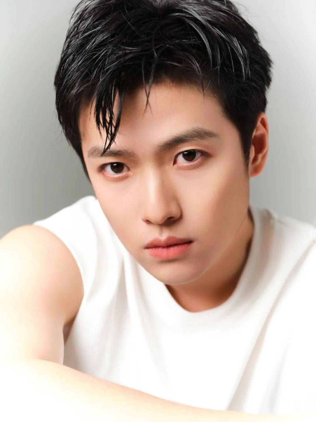 在曝光的写真中,杨天正直面镜头,眼神坚定,轮廓分明