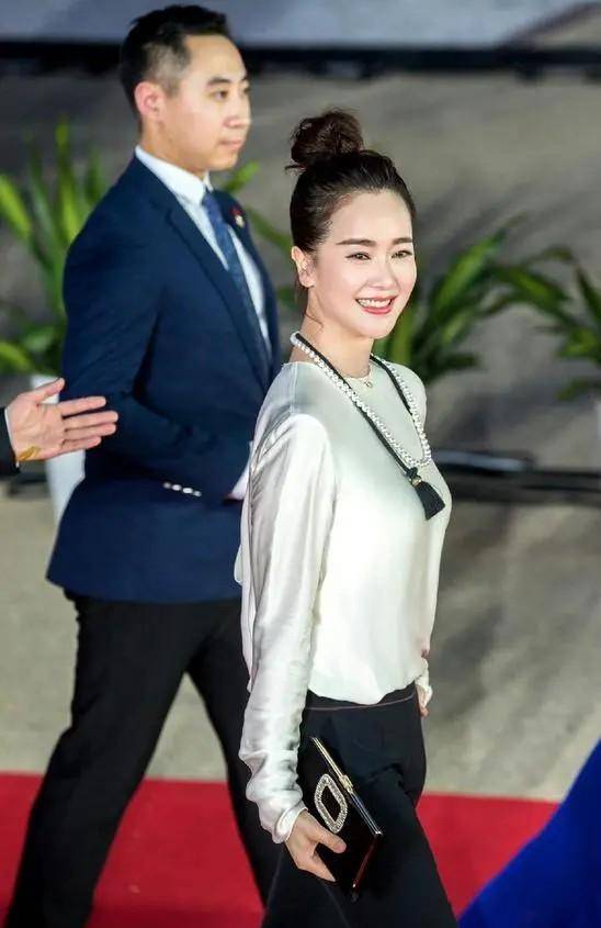 打扮很素但气质清纯,45岁看着像30岁_左小青_基本_衣服