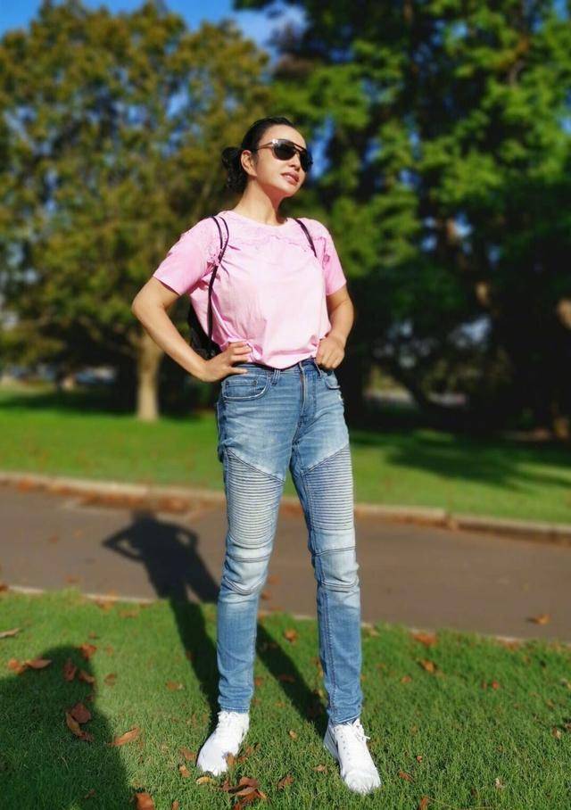 刘晓庆剪短发现身,模样大变认不出!