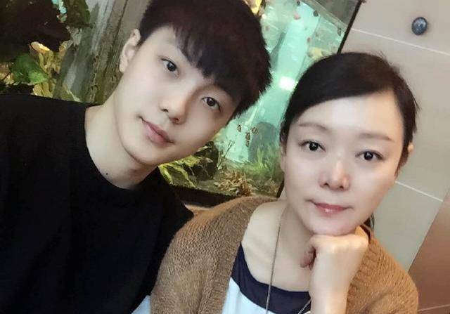 儿子成篮球明星,胡妈妈才是人生大赢家_胡明轩_父母_杜锋