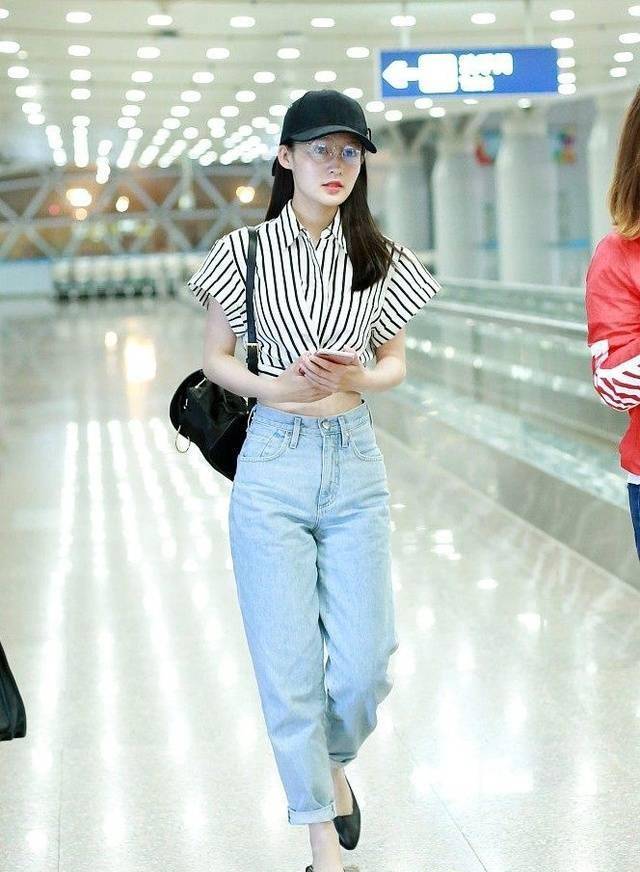 李沁戴棒球帽现身机场一袭条纹衬衫配牛仔裤秀小蛮腰美的清纯_薛宝钗