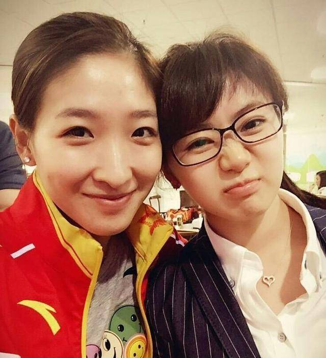 刘诗雯夺冠笑容灿烂,福原爱关键时刻展现出姐妹情深_比赛_世乒赛_祝福