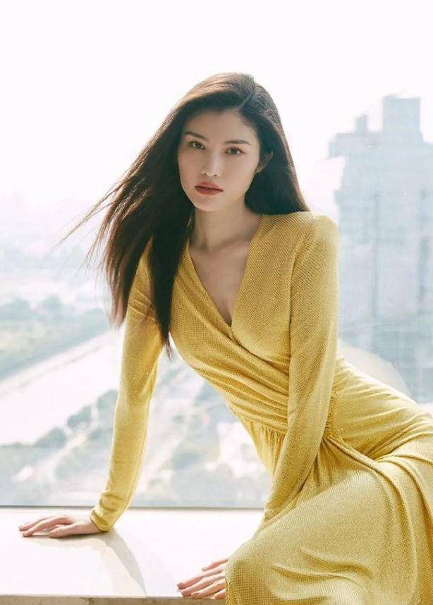 陈伟霆和何穗一起回家被拍,两人恋情疑似曝光,网友:汪峰真香_汪峰早