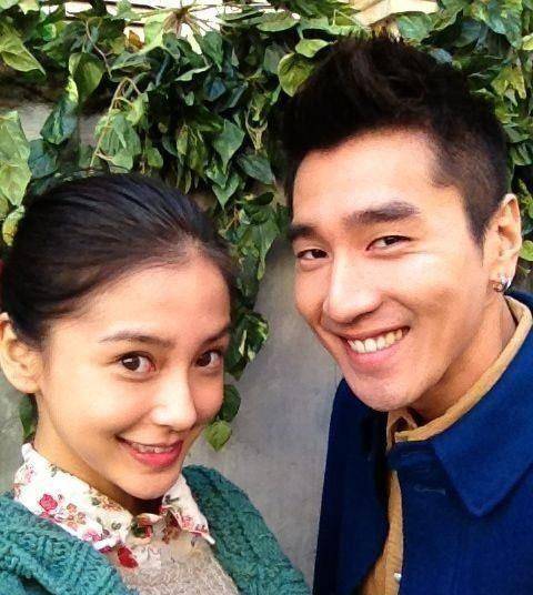 刚出道的杨颖,过生日被一群小姐妹簇拥,当年赵又廷还打着耳钉_锻炼