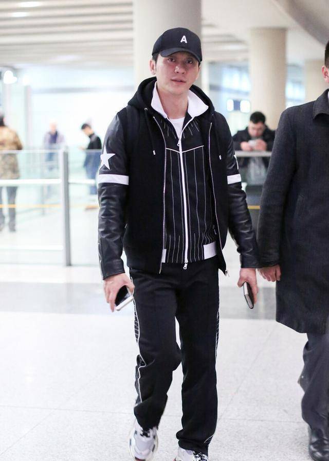 还有一个办法就是选择叠穿的搭配方式,李晨下面这身叠穿就是很好的