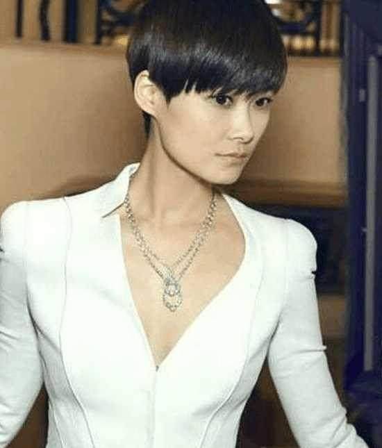 李宇春走光露胸惹粉丝尖叫春哥原来也有胸器_观众们_形象_名字