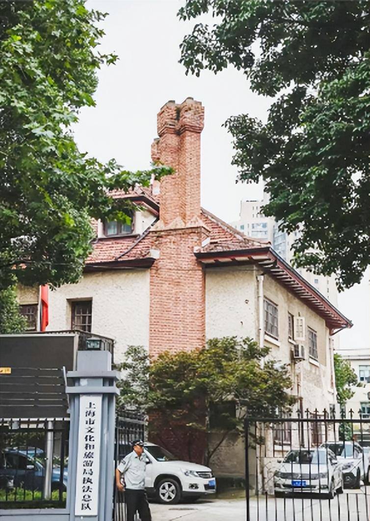 刘广宁从上海第四女子中学毕业后,对考大学没有兴趣,总想考艺术团体.