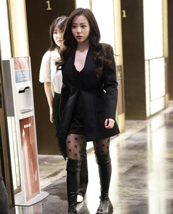 张靓颖实力修身秘诀,穿黑色斑点丝袜搭配中山装秀迷人身材!_时尚_女神
