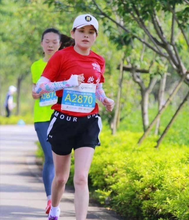 跑步"癖好"揭晓:女生更喜欢戴帽子_马拉松_比赛_作用