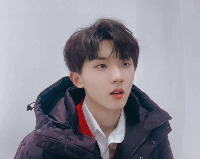 马嘉祺素颜照被疯传,卸掉浓妆失去滤镜,这才是18岁应该有的样子_时候