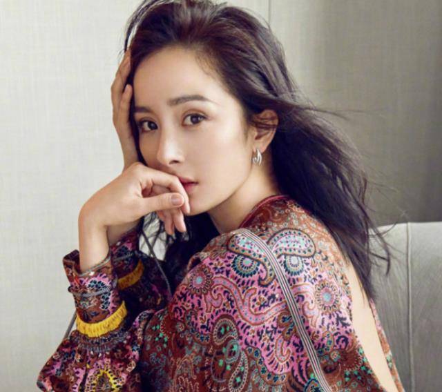 她捧红了一大批演员,大家所熟知的就有迪丽热巴,高伟光,张云龙等人