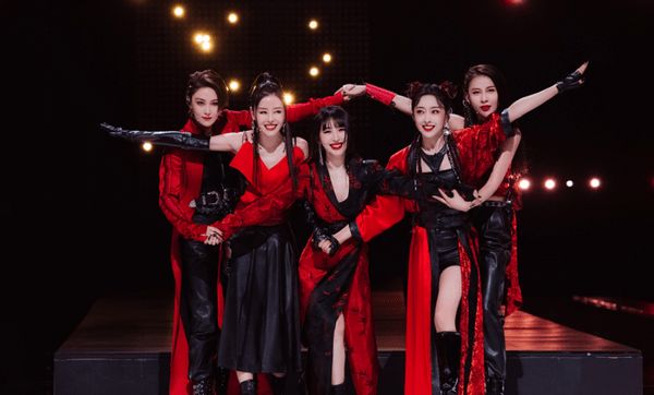 李菲儿和张馨予被一起分到了《木兰》这个曲目组,这首曲目的整体舞蹈