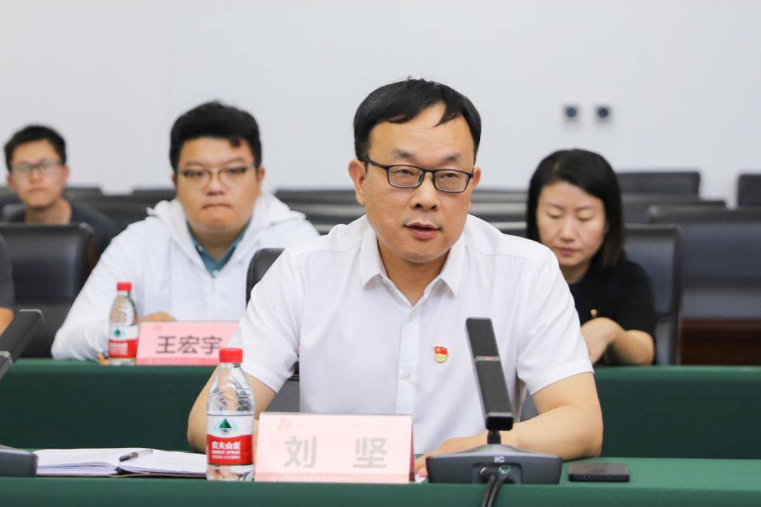 刘坚简历会上,党委书记王同奇宣读了《中共中国石油大学(北京)委员会