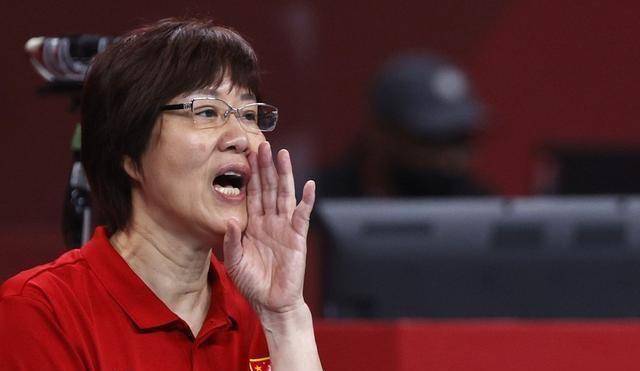 女排3:0郎平仰天长叹,佝偻背影写满心酸,宋世雄:中国排球巨人_比赛