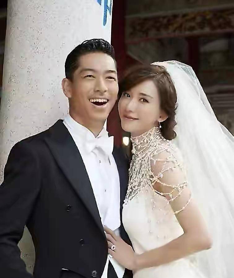 林志玲旧爱婚后首撒糖,携妻子看蔡依林演唱会,相差17岁感情超好_邱世