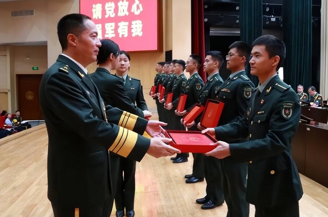 国防科大毕业典礼现场流出,穿军装敬军礼,网友:比学士服强多了_军校