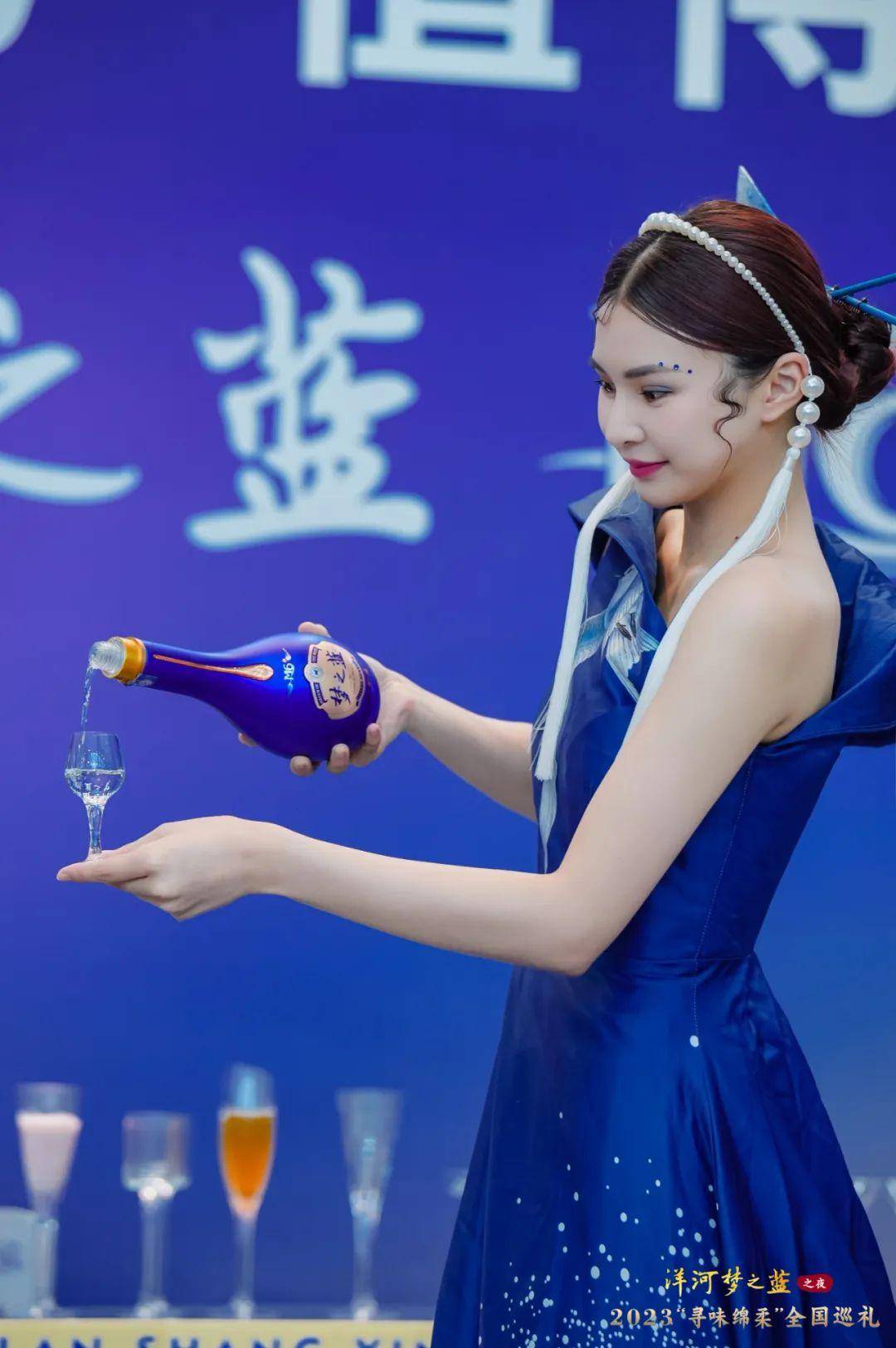 着琵琶声起明乐悠扬在引人入胜的分享中现场数百位嘉宾举起酒杯