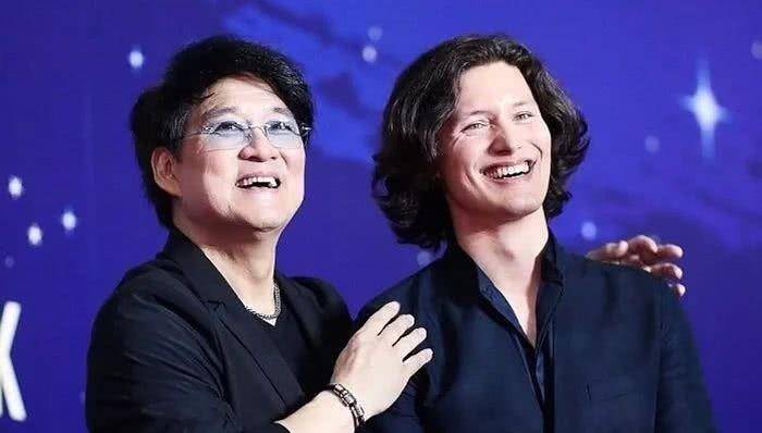 周华健为31岁混血儿子庆生,爱子长发蓄胡粗犷,网友:父子不像_周厚安