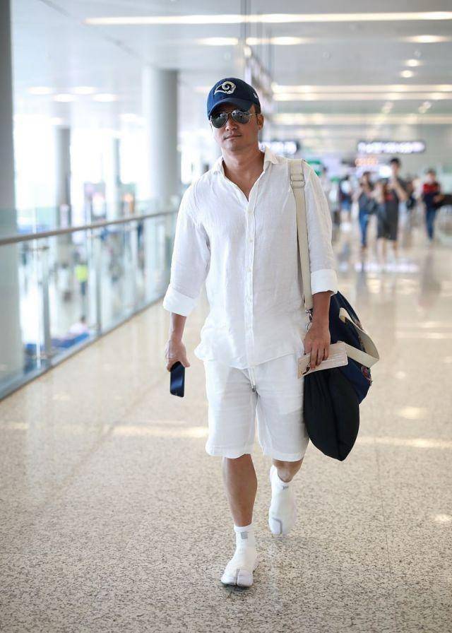 刘亦菲身材真虐啊,生图如此茁壮的小腿我只在沈月一人身上看到过_吴京