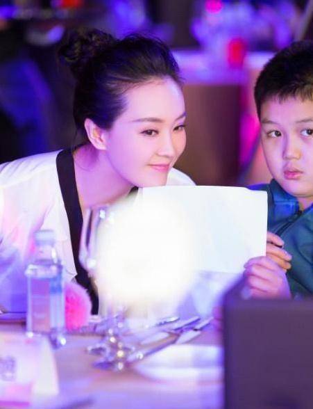 晴格格王艳儿子球球懂事了,气质高冷温柔体贴,妥妥的霸道小总裁_妈妈