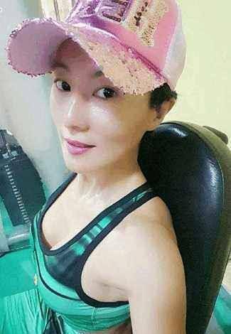 50岁冻龄女神形似少女,和儿子在一起常被误认为情侣_刘叶琳_身材_健身