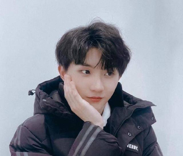 马嘉祺素颜照被疯传,卸掉浓妆失去滤镜,这才是18岁应该有的样子_时候