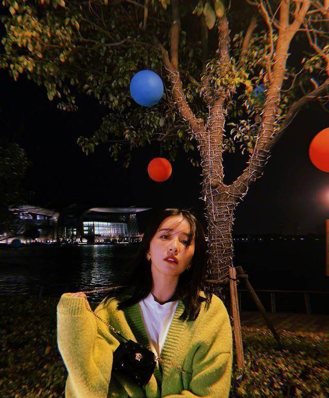 阚清子厉害了!这么普通的毛衣也敢穿出门?别说,还挺好看!