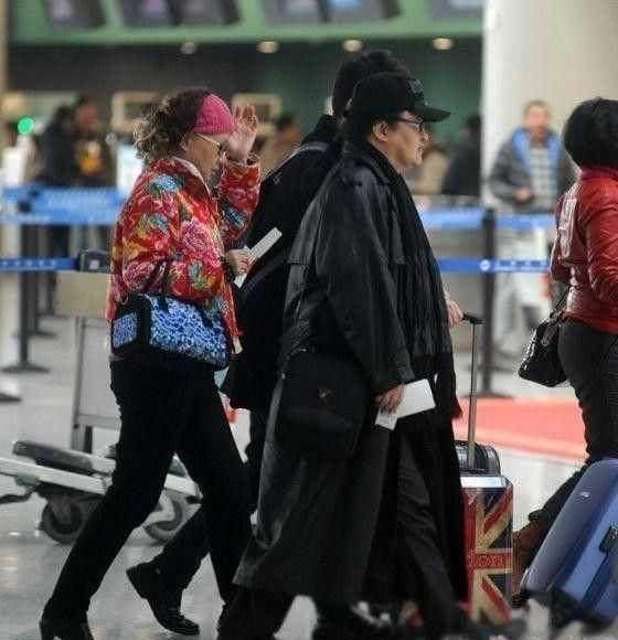 刘欢老婆戴绿头巾开豪车逛街,宇宙级的审美,时尚界的灾难!