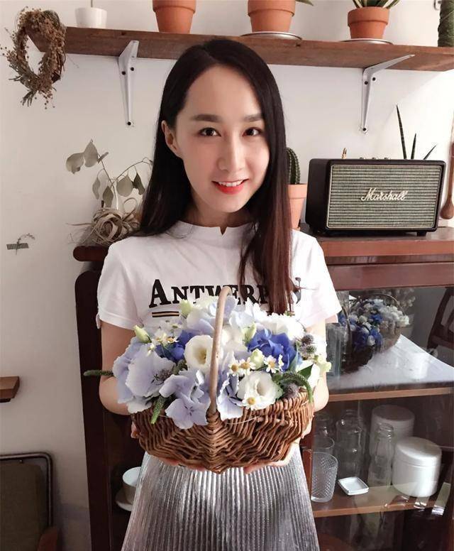 雷佳音老婆翟煦飞罕见现身,接机"前夫哥",做防护措施毫不留情_佟丽娅