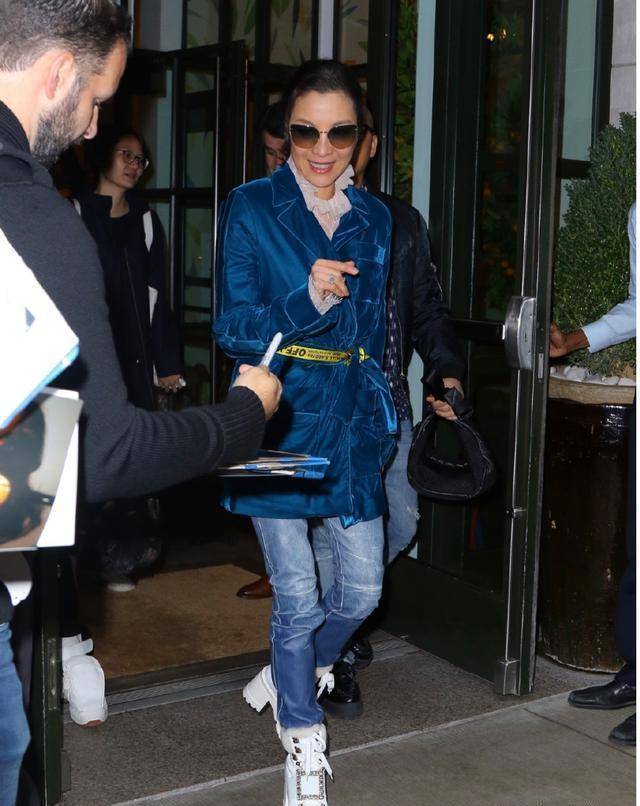 杨紫琼57岁又怎样?穿长款西装配牛仔裤亮相,厚底粗跟鞋a爆了!